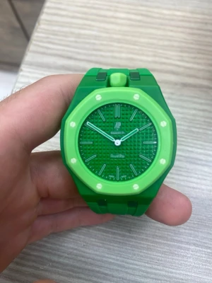 Grön klocka  - Armband och landyard medföljer. Finns flera färger. Pris går att diskutera. 