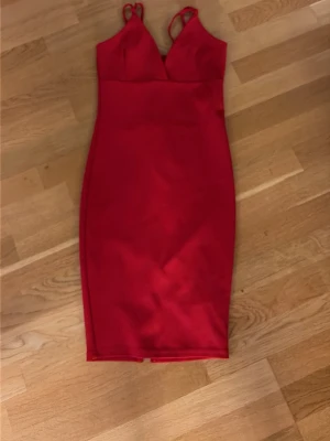 Röd figurnära klänning från Bik Bok - Jag säljer denna snygga röda klänningen från bikbok💕 den sitter bra mot kroppen och är i fint skick använd enstaka tillfällen🤗 skriv vid minsta funderingar!!