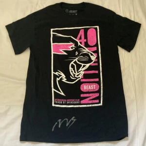 MrBeast signerad T-Shirt 40 miljoner följare - MrBeast signerad T-Shirt 40 miljoner följare exklusive   Aldrig använd!