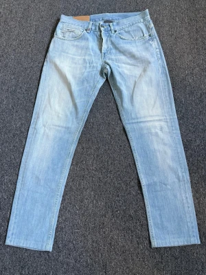 Dondup Jeans - Dondup jeans i stl 32. Cond 9/10. Nypris 2699, vårat pris 999. Sjukt stilrena o schyssta jeans. Pris kan förhandlas vid snabb affär. Hör av dig vid minsta lilla fundering!👌🏻