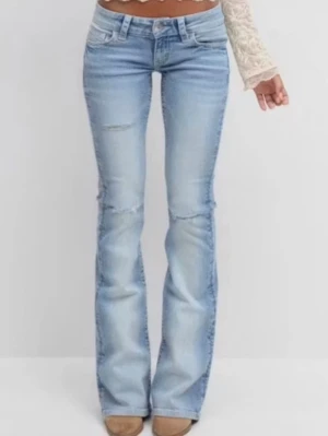 Ljusblå bootcut jeans slutsålda - Snygga ljusblå bootcut jeans med slitningar. Storlek M, säljs då dom inte passar. Använda men fint skick, hålen är lite större men skulle inte säga överdrivet mycket. Skriv för bilder på de, samt så skulle jag säga att dom passar nån med M-L. Uppsydda till ca 160. Helt slutsålda