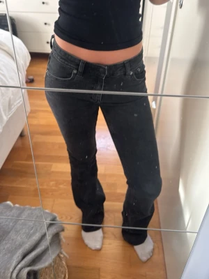Svarta/mörkgrå lågmidjade bootcut jeans  - Lågmidjade bootcut jeans från lager 157. Jättesnygga men behöver rensa ut garderoben.