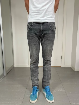 Replay Anbass Jeans  - Säljer nu dessa Replay Anbass Jeans, W30 o L30 med mått ca 39,5 o 102 cm. skriv för fler bilder/frågor🙌🏼