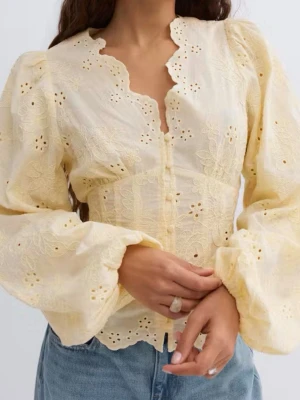 Gul blus   - Fin gul blus från Gina tricot med broderade blommor. Blusen har långa puffärmar, knappar framtill. Perfekt till jeans eller kjol Blusen har använts fåtal gånger, den är som ny. Vid funderingar skriv och priset kan diskuteras💕✨