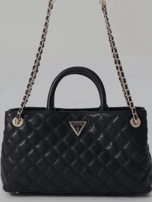 Svart quiltad handväska från Guess - Snygg svart handväska från Guess i quiltat konstläder med guldfärgade kedjedetaljer och dubbla handtag. Väskan har flera fack inuti, dragkedja och klassisk trekantslogga framtill. Perfekt för dig som gillar stilrena accessoarer med lyxig känsla.  Nypris är 1.800kr