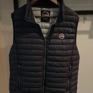 Svart dunväst från Colmar - Svart dunväst från Colmar, storlek 52 (L). Pris kan diskuteras. Perfekt väst för hösten!