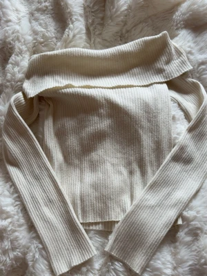 Vit off shoulder tröja  - En jätte söt off shoulder topp i mjukt material som passar perfekt nu till hösten!