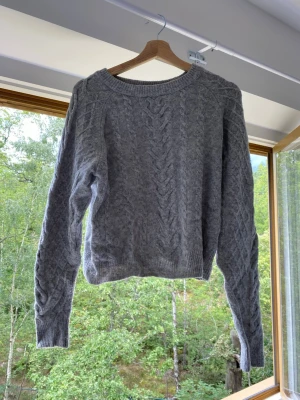 Grå kabelstickad tröja - Grå stickad tröja från H&M😍