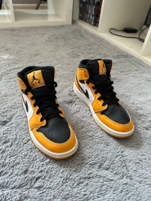 Nike Air Jordan 1 taxi  - .ett par Jordan 1 mid taxi som är rikgt snygga och väldigt bra skick som man ser under skorna använda typ 3 gånger storlek 35,5    Man får med boxen 