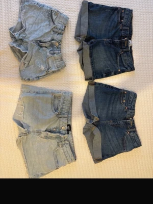 4 Blå jeansshorts - mörk blå vänster: 160cm mörk blå höger: 140cm ljus blå vänster med rip:150cm ljus blå höger: Dam xs alla passar tjejer som har xxs elr xs i storlek