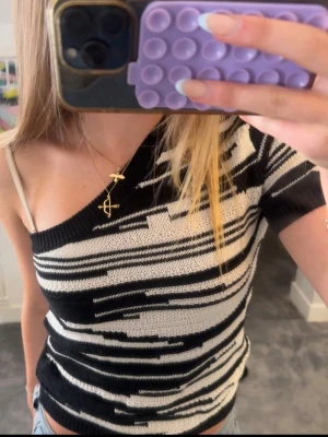 oneshoulder tröja  - Så fin tröja som knappt kommit till användning!