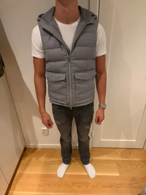 Stenströms väst - Stenströms väst i storlek S | Knappt använd och i väldigt fint skick. Perfekt nu till hösten och passar riktigt bra över en skjorta, hoodie eller stickad tröja. | Modellen på bilderna är ca 180 cm och väger 78 kg. | Hör av er vid intresse eller om ni har några frågor! ✅