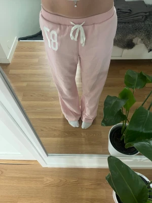 Rosa mjukisbyxor  - Sköna rosa mjukisbyxor med 87 vid låret, passar mig bra i längden jag är 170cm 