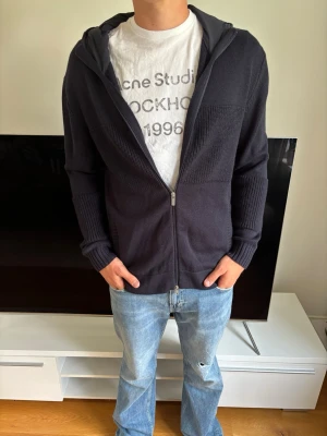 Boggi Milano cardigan  - Hej 👋 cardiganen är helt utan defekter och har knappt använts. Frakt inom 24 h‼️den är mörkblå