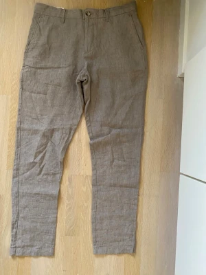 Bruna linnebyxor Dressman - Från dressman. Helt nya, nypris 600kr, oanvänd. Den var för tight på mig då jag är lite längre o bred i benen. Så jag hade sagt kanske den passar för någon smalare i benen.
