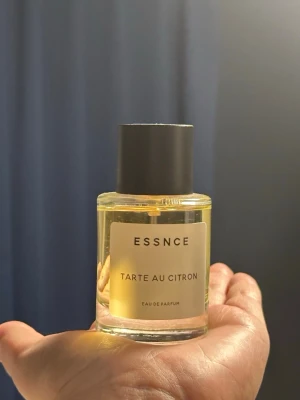ESSNCE Tarte Au Citron - ESSNCE Tarte Au Citron! Härlig citrondoft men både friskhet o sötma. Knappt använd, stått mörkt o svalt! 