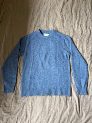 Blå stickad tröja från Vailent - Säljer nu min helt nya Vailent merino-ull tröja. Tröjan är helt ny med prislapp, inga skavanker eller hål. Köpt ifrån carlings.
