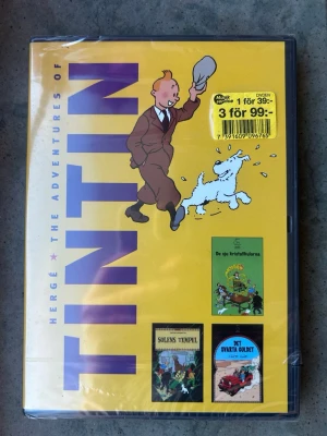 INPLASTAD Tintin DVD - DVD med "Tintin 4" som innehåller avsnitten "De sju kristallkulorna", "Solens tempel" och "Det svarta guldet". Speltid är 138 minuter. Producerad år 1991. Rekommenderas från 7 år.  Finns på språk: Svenska, Danska, Norska, Finska 