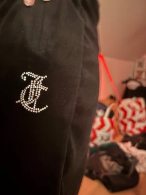 Svarta Juicy Couture mjukisbyxor - Säljer dessa mjukis byxor (äkta) använt få tal gånger och ser precis ut som nya. Köpte för 800