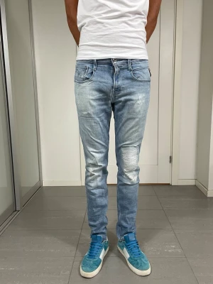 Replay Anbass Jeans  - Säljer nu dessa Replay Anbass Jeans, W30 o L32 med mått ca 38,5 o 105 cm. skriv för fler bilder/frågor🙌🏼