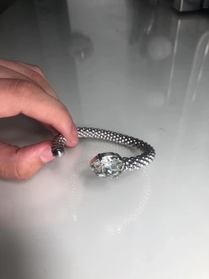 Caroline Svedbom armband - Jätte fint silver armband med diamant från Caroline Svedbom.