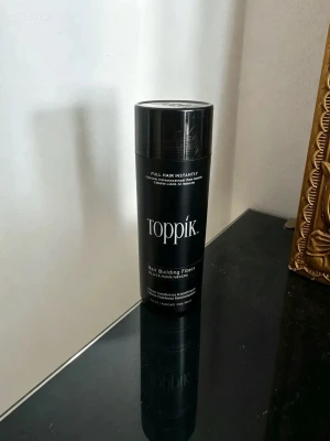 Toppik hårfibrer svart - Toppik Hair Building Fibers i svart, perfekt för att fylla ut tunnhåriga områden och ge ett fylligare intryck. Kommer i en cylinderformad plastbehållare med skruvlock. Enkel att applicera för ett naturligt resultat.