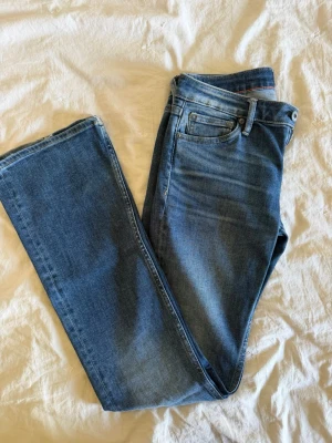 Lågmidjade jeans - Lågmidjade bootcut jeans som inte kommer till användning 