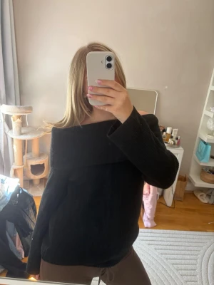 Svart offshoulder stickad tröja - Från h&m i stl S men skulle säga att det mer är en M. Sticks inte! Inte sönder eller sliten någonstans. Skriv om du har frågor!🖤