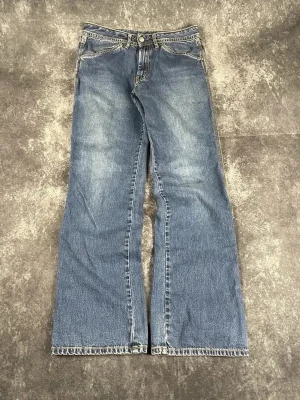 Blå Diesel-jeans för kvinnor i storlek W29 L33 - I mycket gott skick, bekväm passform och slitstark Diesel-denim.  Skick: 9,5/10  Midja: 38 cm Benslut: 23 cm Lår: 31 cm Totallängd: 104 cm Måtten finns även på bilderna  Skickas inom ett dygn På min profil finns fler jeans f66