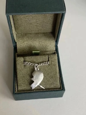 Maria Nilsdotter You And Me Necklace - Världens snyggaste halsband från Maria Nilsdotter. Kedjan är längd 45.  Ena halvan, nytt kostar 3595kr💕💕jag kan tänka mig att diskutera och gå ner i pris. BOX MEDKOMMER