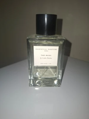 The Musc parfym från Essential Parfums - Säljer en tidlös parfym från Essential Parfums, doften The Musc av Calice Becker. Perfekt för dig som gillar skin scents. Noterna på sista sidan! Rimliga bud välkomnas och ett ev. byte kan vara aktuellt.