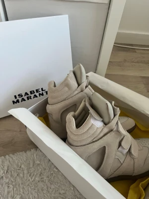 Rice white Isabel Marant sneakers  - Säljer mina Isabel Marants. Dustbag och låda tillkommer! Storlek 38. Inga defekter alls så jag aldrig använt dom. Fraktar fort. Kan tänka mig sänka priset vid snabb affär.
