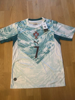 Cristiano Ronaldo Portugals officiella VM tröja nummer 7 - Riktigt fet Ronaldo tröja som jag säljer för att den inte kommit till användning. Storlek S. Kommer helt oanvänd med original tags 