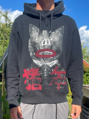 Dsquared 2 hoodie  - Säljer en svart DSQUARED2 hoodie som är väldigt sällsynt. Sjukt bra skick och otroligt skön. 
