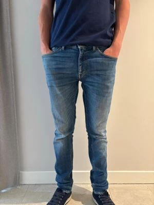 Tiger of Sweden jeans - Tiger of Sweden jeans! Stilrena och perfekta för dig. Ny pris=1199 säljs för=150 skick=8/10 (modellen är 181cm lång och väger 67kg) Tveka ej att höra av dig vid frågor eller funderingar!