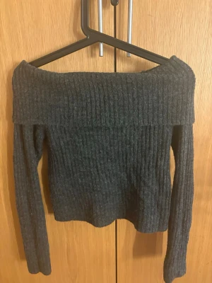Stickad tröja - En väldigt fin stickad tröja som är off Shoulder! Från Kappahl. Perfekt till dig som gillar Stockholm stil fast vill vara lite mer Basic🥰