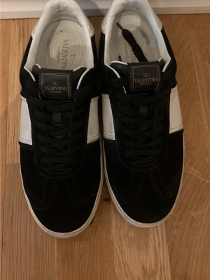 Svarta och vita sneakers från Valentino - Snygga valentino i relativit bra skick. Några nitar borta 1 mot på höger sko och 2 nitar på vänster sko. Men det är bara höra av er av funderingar!