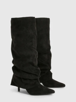 Svarta stövlar med klack - Säljer ett par svarta höga stövlar i mockaimitation med spetsig tå. Stövlarna har smal klack och en trendig, avslappnad look som passar perfekt till både jeans och kjol. Materialet ger en lyxig känsla och de är riktigt snygga till höst- och vinteroutfits. Aldrig använda 