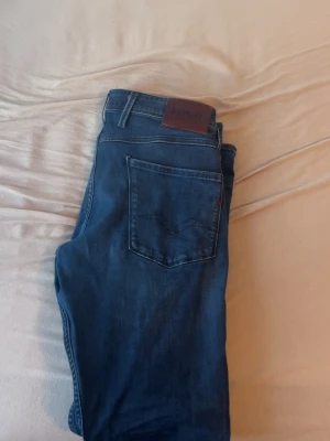 Replay jeans - Säljer ett par replay jeans i storlek 32 W och 34 L, nyskick. Skriv om du har funderingar eller frågor.