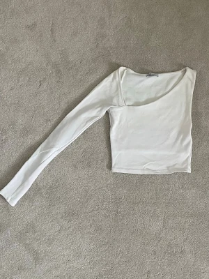 Vit oneshoulder topp med lång ärm - Vit asymmetrisk topp från Zara
