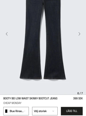 Bootcut jeans från Cheap Monday - Mörkblå bootcut jeans med låg midja och booty bei passform från Cheap Monday. Klassisk femficksmodell med kontrastsömmar och en lila Cheap Monday-logga bak. Tillverkade i denim med lätt stretch för skön känsla.
