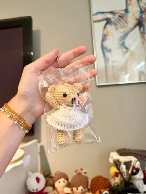 Supergullig nallebjörn nyckelring - Säljer en gullig nyckelring i form av en söt björn i en vit klänning 🥰 Perfekt för sommaren att hänga i väskan eller ha i nyckelknippan!
