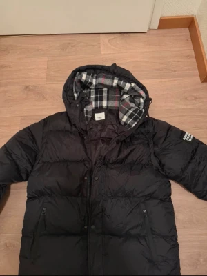Burberry jacka/väst - Säljer denna helt nya burberry jacka/väst i storlek XL, den e helt oanvänd. 