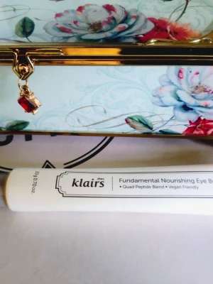 50% kvar Klairs Fundamental Nourishing Eye Butter - Ca 50% kvar .Klairs Fundamental Nourishing Eye Butter🌸se gärna mina andra försäljningar också ❤️