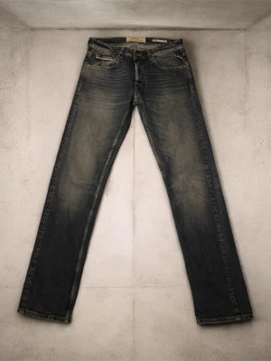 Replay jeans - Snygga mörkblå jeans med raka ben och slitna detaljer på framsidan. Klassisk femficksmodell med kontrastsömmar och läderpatch bak i midjan. Jeansen har en vintagekänsla och är tillverkade i denim, perfekta för en avslappnad look. Skriv vid eventuella frågor, pris ej hugget i sten
