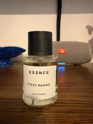 Essnce Fizzy Mango Eau de Parfum - ESSNCE Fizzy Mango Eau de Parfum 50 ml  Ca 90-95 % kvar (se bilder). Använd 1-2 gånger Förvarad mörkt och svalt. Säljs då den inte kommer till användning. Bundle-rabatt finns. Skicka gärna prisförslag🧡