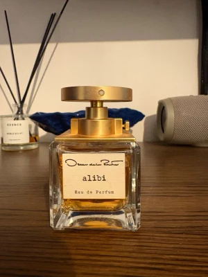 Oscar de la Renta Alibi parfym - Oscar de la Renta Alibi Eau de Parfum 50 ml  Cirka 65 % kvar (se bild). Förvarad mörkt och svalt. Fin flaska i gott skick. Säljs eftersom den inte används.                   Bundle-rabatt finns. Skicka gärna prisförslag🧡