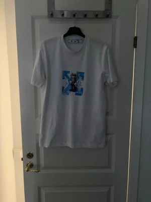 Vit Off-White t-shirt med blått tryck - En nästan helt ny off white tröja fick den för min födelsedag men he inte använt för de är för liten men den är perfekt för dig som gillar märkeskläder 