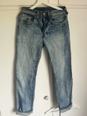Levi's 501xx selvedge - Säljer dessa sjukt snygga och sällsynta Levis jeansen i selvedge. Fades och lagningar är fabriksgjorda och är en återskapelse på Levis jeans från 1947. Det tillkommer även ett brev från tillverkarna till den som äger jeansen som du kan se på sista bilden. Skriv vid funderingar!