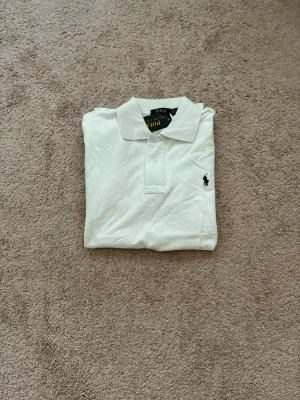 Helt ny Ralph lauren pike  - Säljer denna sjukt snygga Ralph lauren pike! Helt ny! Perfekt till sommaren! Storlek s! Nypris 1400!